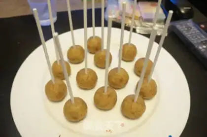 Make Cake lollipops step 2