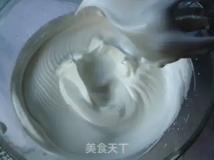 Make Christmas cream cake step 1