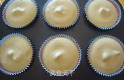 Make Christmas cream cake step 6