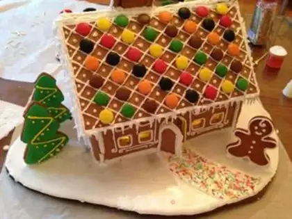 Make Christmas gingerbread house step 21