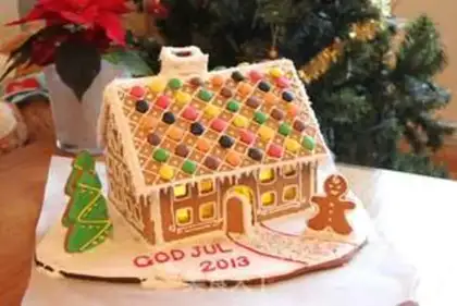 Make Christmas gingerbread house step 22