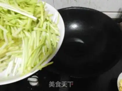 Make Garlic fried eggs step 1