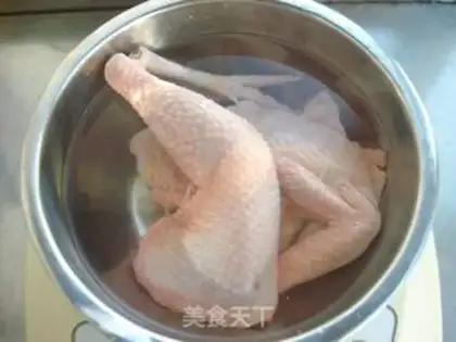 Make Chicken soup with red dates step 1