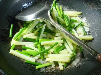 Make Garlic fried potatoes step 3