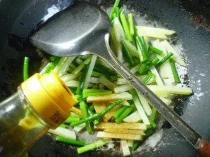 Make Garlic fried potatoes step 4