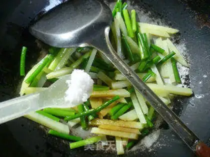 Make Garlic fried potatoes step 5