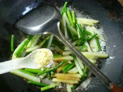 Make Garlic fried potatoes step 6
