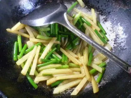 Make Garlic fried potatoes step 7