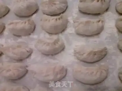 Make Red celery pork dumplings step 7