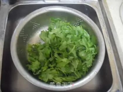 Make Coincidence of celery leaves step 0