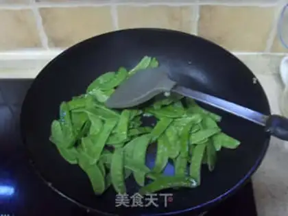 Make Garlic Dutch beans step 1