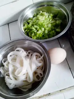 Make Celery egg fried river powder step 0