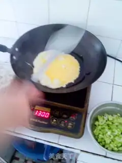 Make Celery egg fried river powder step 1