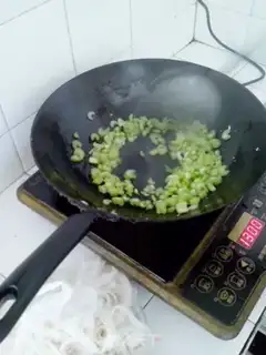 Make Celery egg fried river powder step 2