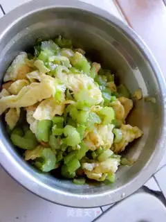Make Celery egg fried river powder step 3