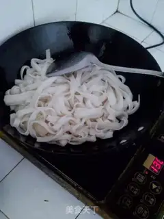 Make Celery egg fried river powder step 4
