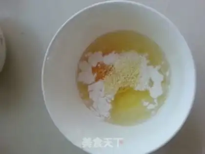 Make Garlic fried eggs step 1