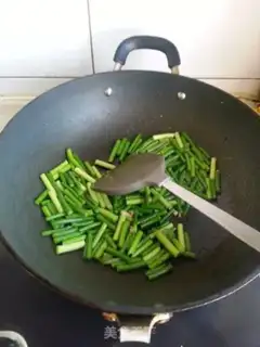 Make Garlic fried eggs step 4