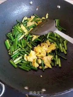 Make Garlic fried eggs step 5