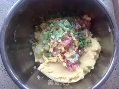 Make Onion cheese and ham cookies step 4