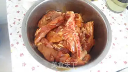 Make The hand grabs the garlic bone step 2