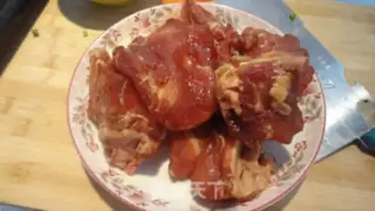 Make The hand grabs the garlic bone step 4