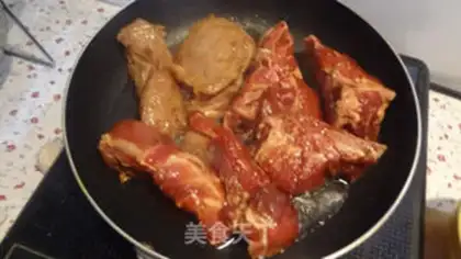 Make The hand grabs the garlic bone step 6