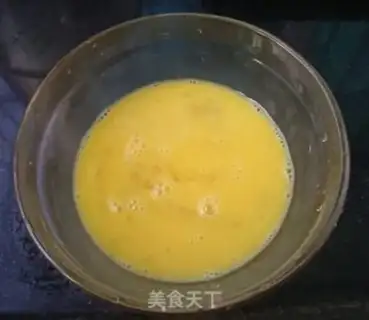 Make Tomato fried eggs step 1