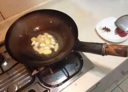 Make Red burning pig hoof step 0