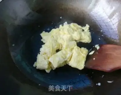 Make Tomato fried eggs step 2