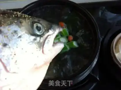 Make The stone pot cleans up the fish head step 3