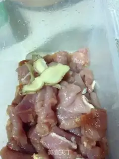 Make Black pepper pork rice step 1