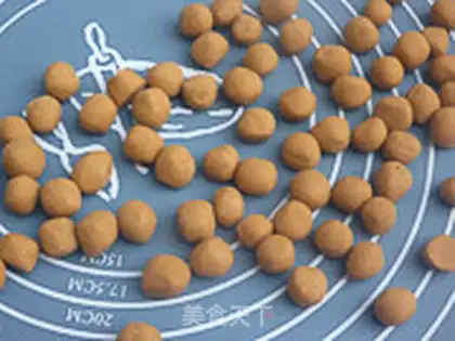 Make Little circle of red sugar step 4