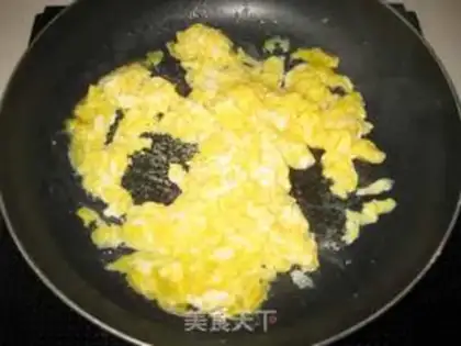 Make cucumber egg fried rice step 4