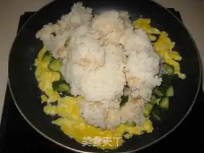 Make cucumber egg fried rice step 5