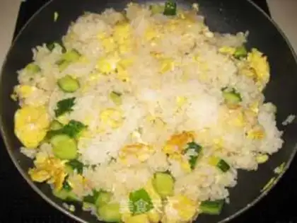 Make cucumber egg fried rice step 7