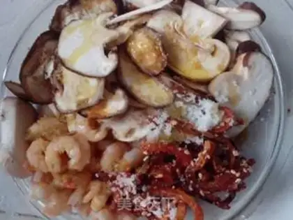 Make Twin mushroom seafood pizza step 3