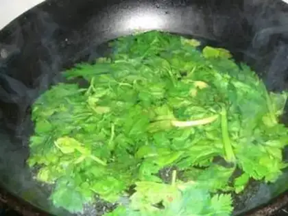 Make Celery leaves and fried eggs step 1