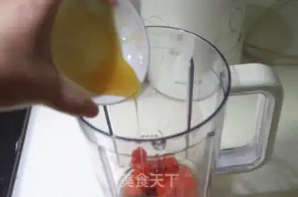Make Fresh carrot juice step 3