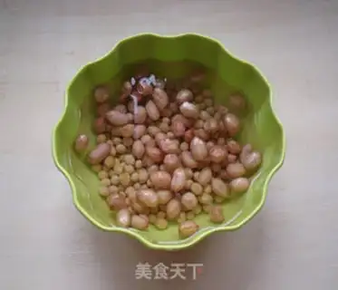 Make Peanuts with red dates step 1