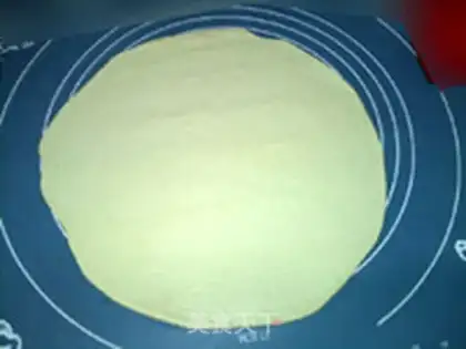 Make Ham sausage orchid pizza step 1