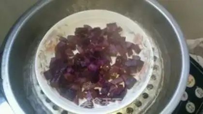 Make Purple potato silver ear soup step 1