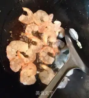 Make Pineapple shrimp fried rice step 3