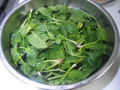 Make Old vinegar spinach peanuts step 1
