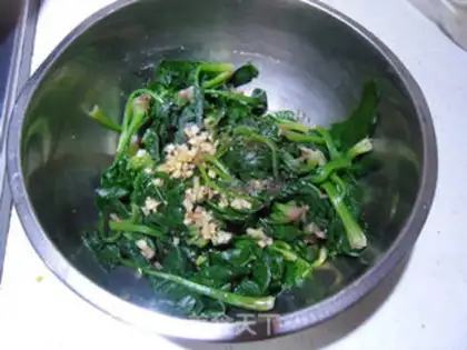 Make Old vinegar spinach peanuts step 4