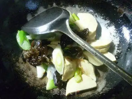Make Black-eared onion fried chicken step 7
