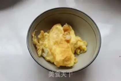 Make Egg-fried stick noodles step 2