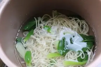 Make Egg-fried stick noodles step 4