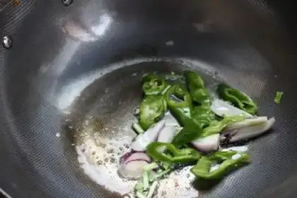 Make Egg-fried stick noodles step 5