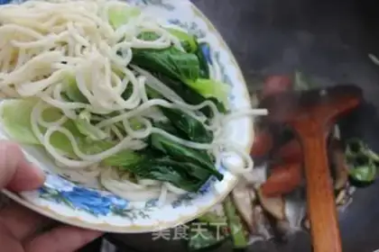Make Egg-fried stick noodles step 7